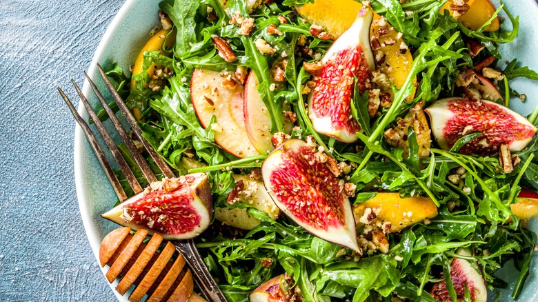 fig salad with arugula and nuts