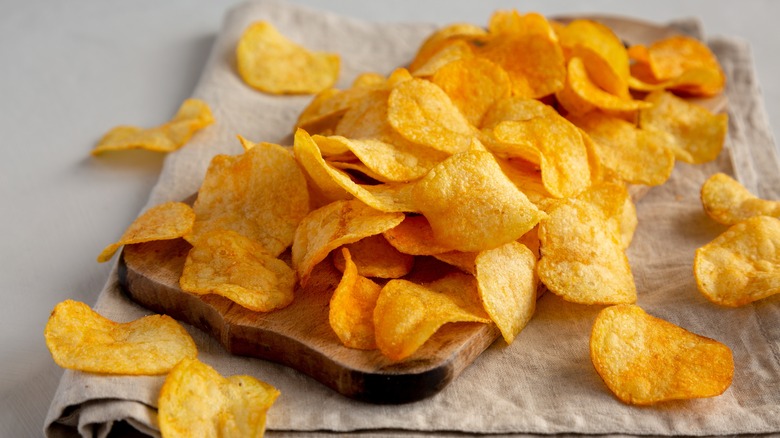 potato chips on cutting board