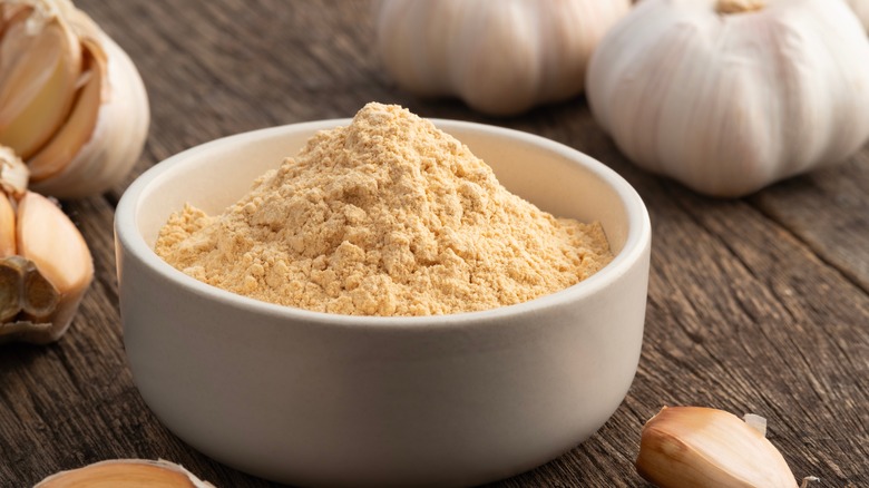 garlic powder in bowl