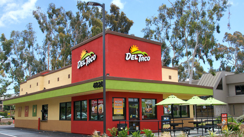 Del Taco storefront