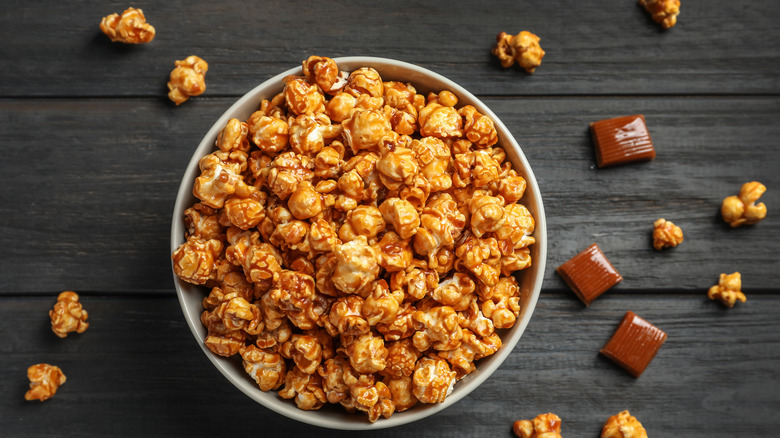 carmel popcorn in bowl