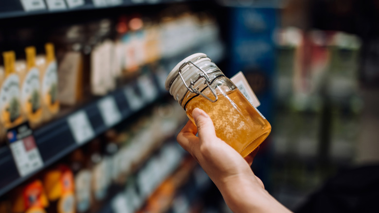 Shopping for products in glass jars