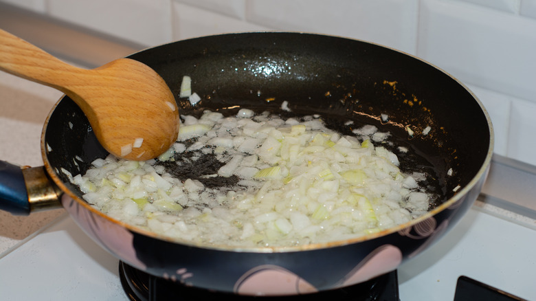 Onions in frying pan 