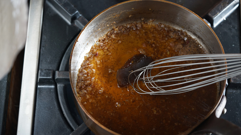 Deglazing pan gravy 