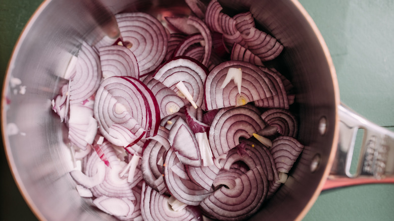Red onions in pan 