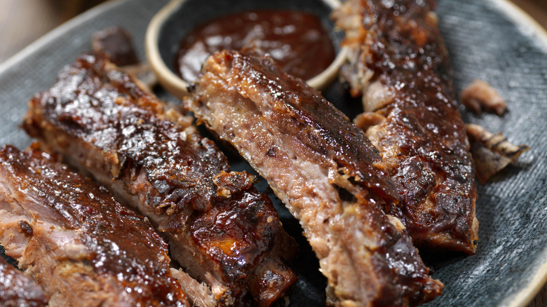 roasted ribs cut sauce 