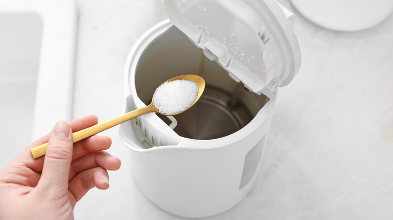 Descaling a kettle with baking soda