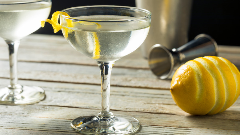 Gin martini with lemon