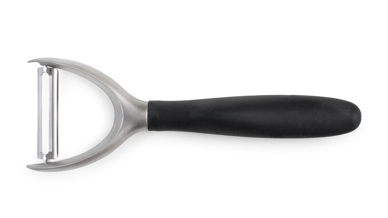 Vegetable peeler for onions