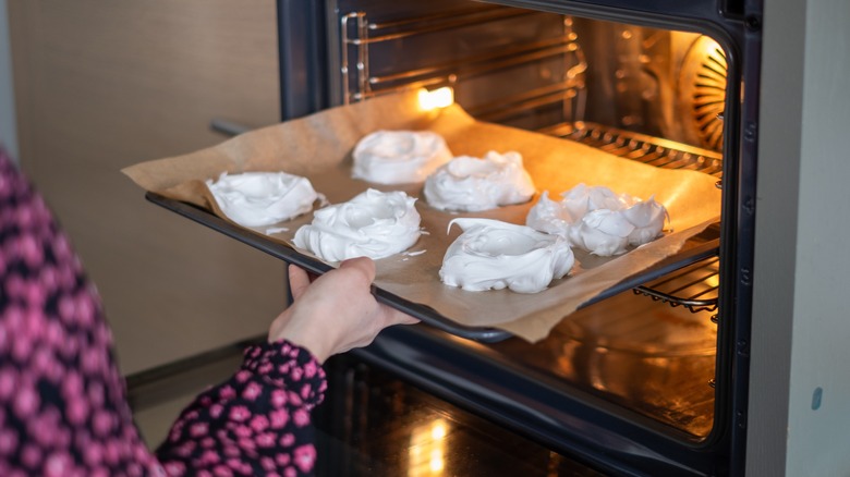 Baking meringues in oven