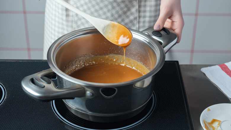 Making a caramel sauce