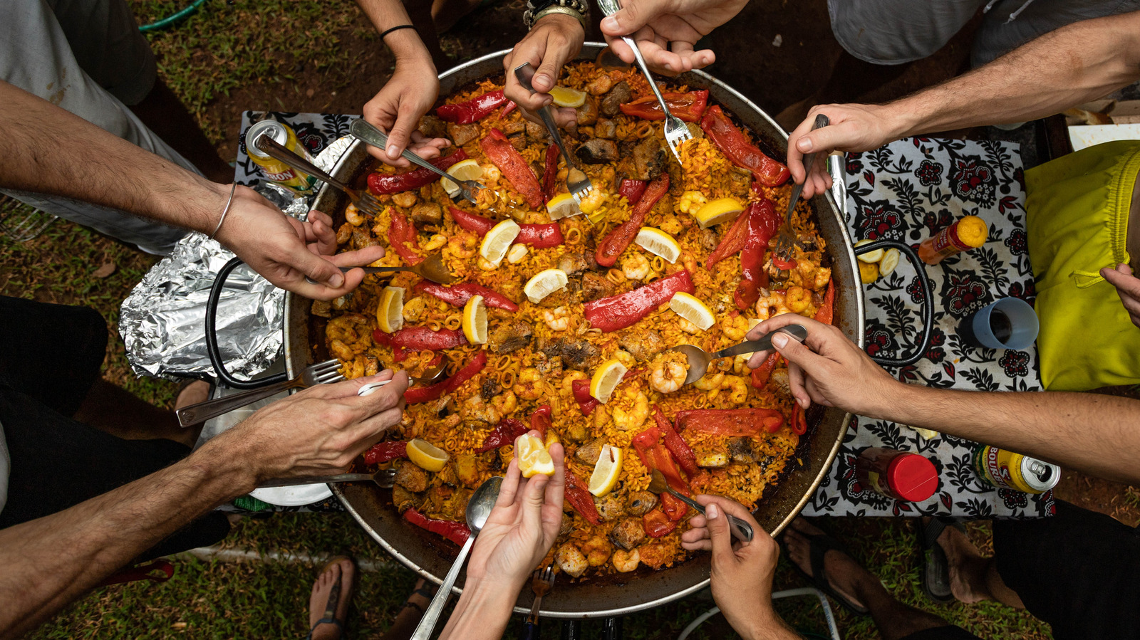 https://www.tastingtable.com/img/gallery/11-tips-you-need-for-cooking-paella/l-intro-1696275060.jpg