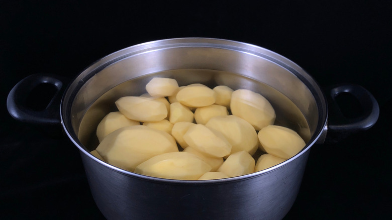 Soaking potatoes in cold water