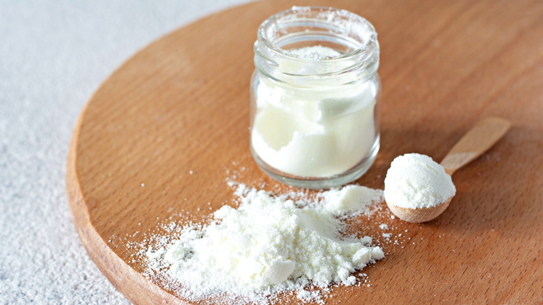 Gelatin powder in spoon 