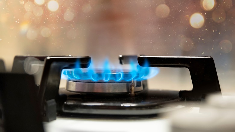 Gas burner with blue flame