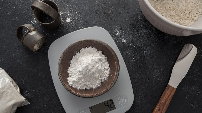 Measuring rice flour