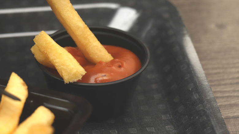 peanut sauce with fries