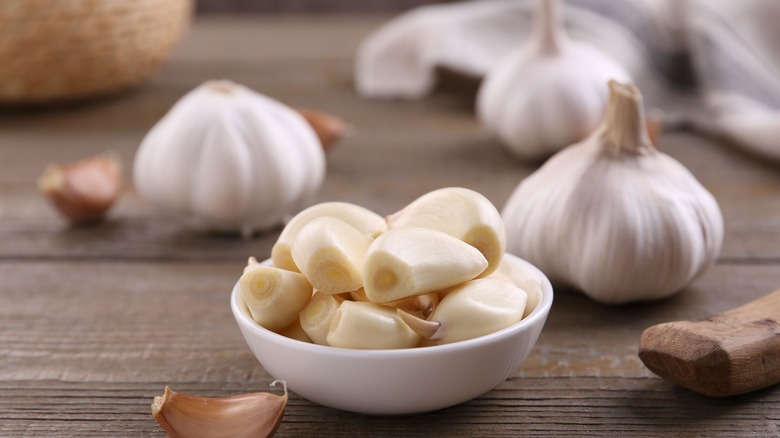 peeled cloves of garlic