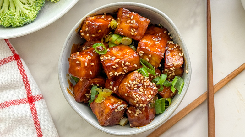 sriracha sesame tofu in bowl