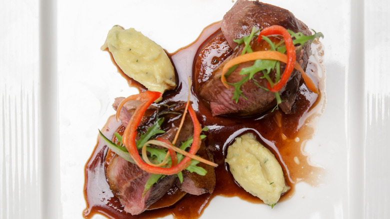 Plated lamb noisettes with sauce