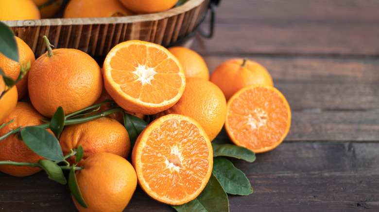 cut oranges 