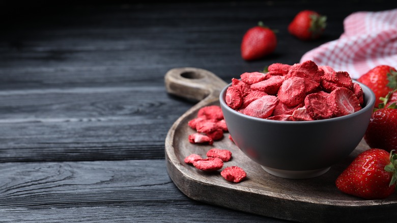 Freeze dried strawberry pieces