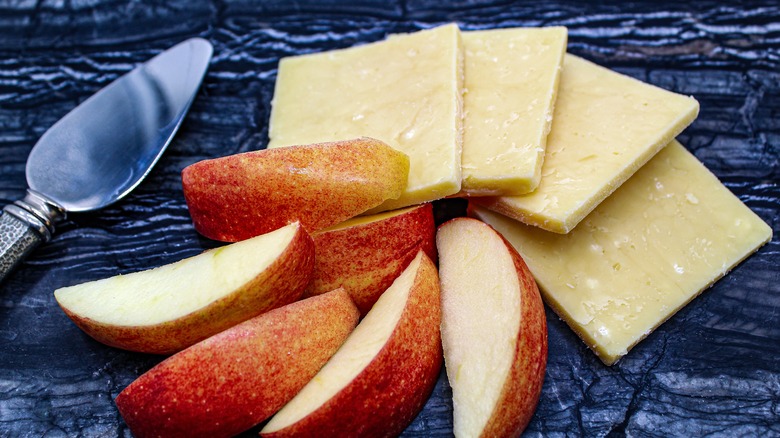 cheddar cheese and apple slices