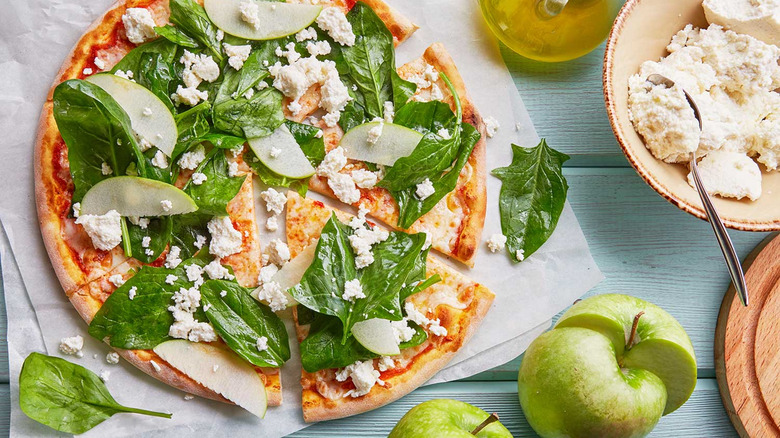 Green apple basil pizza