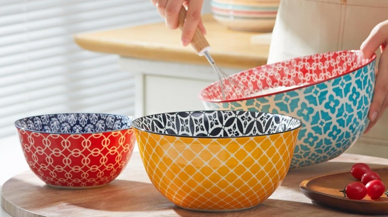 Dowan mixing bowls of various sizes