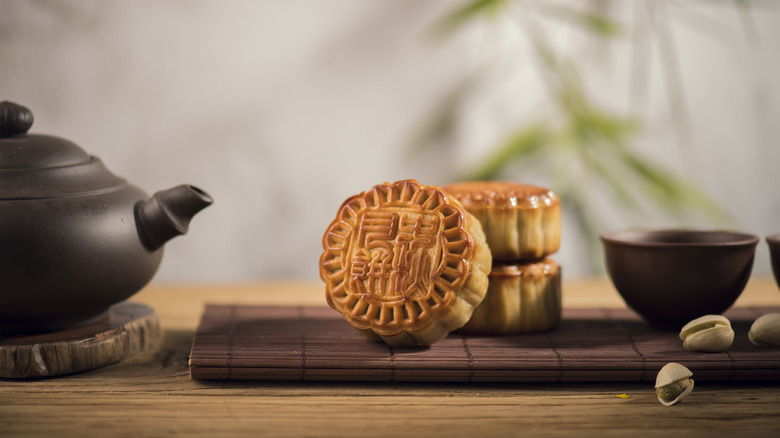 mooncake and tea pot