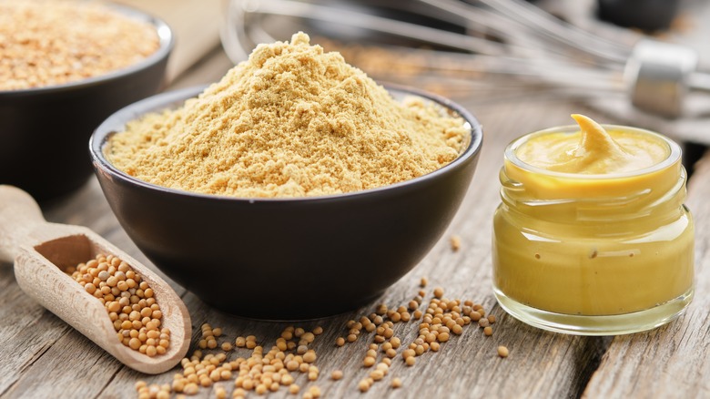 Mustard powder with mustard seeds