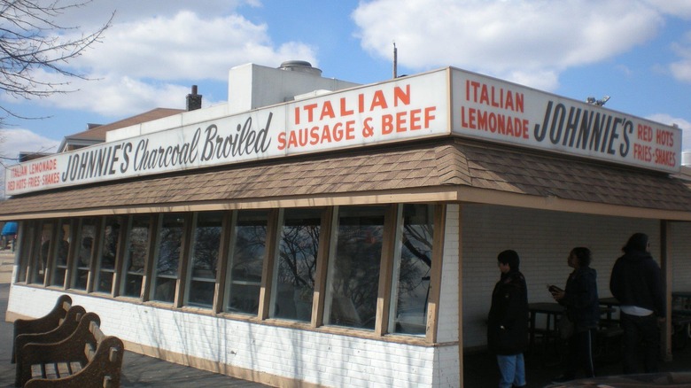 Line outside Johnnie's Beef restaurant