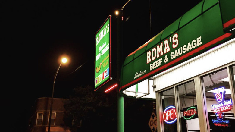 Exterior Roma's Chicago nightime