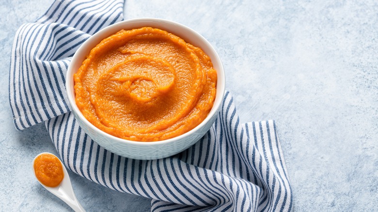 Mashed pumpkin in bowl