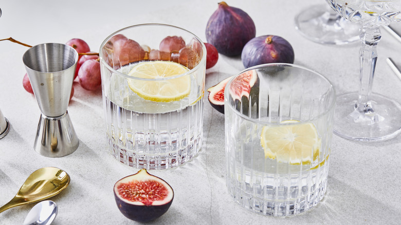 Gin drinks with figs