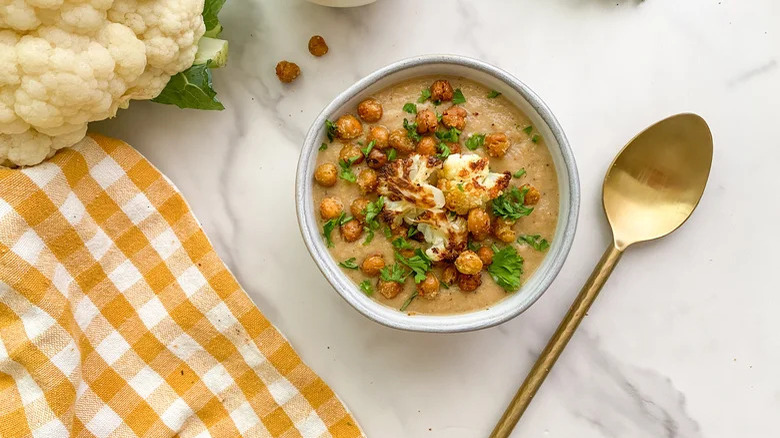 Cauliflower soup with chickpeas