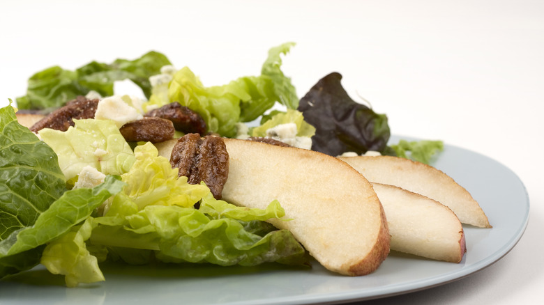 Pear salad with nuts