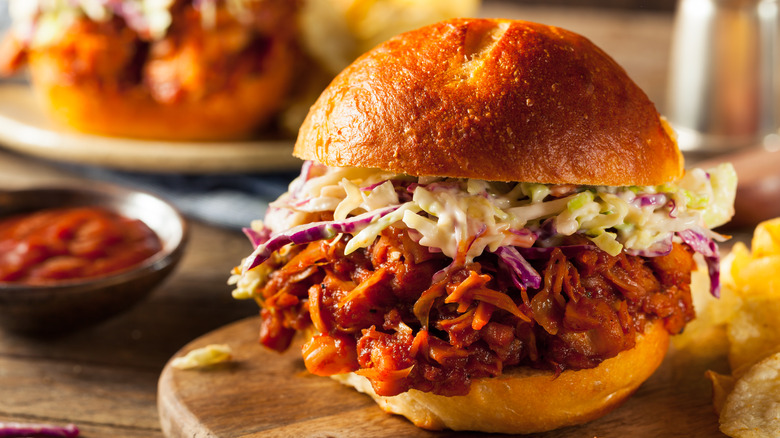 Jackfruit pulled pork vegan sandwich 