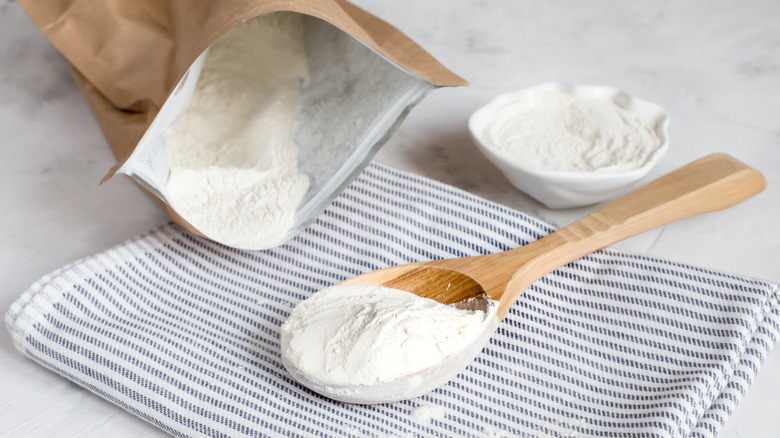 xanthan gum in a spoon