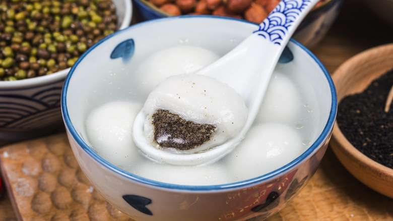 bowl of filled tang yuen 