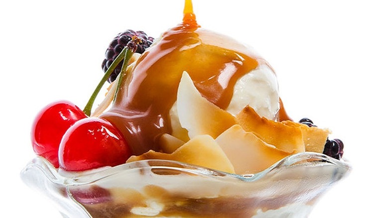 caramel ice cream sundae