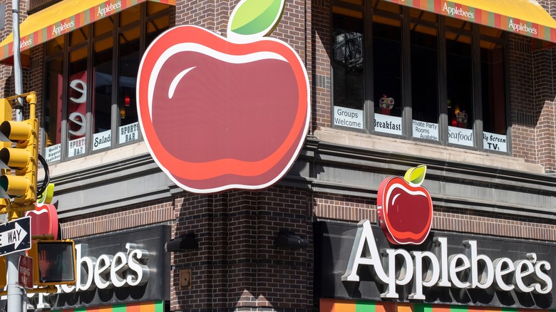 Applebee's restaurant sign