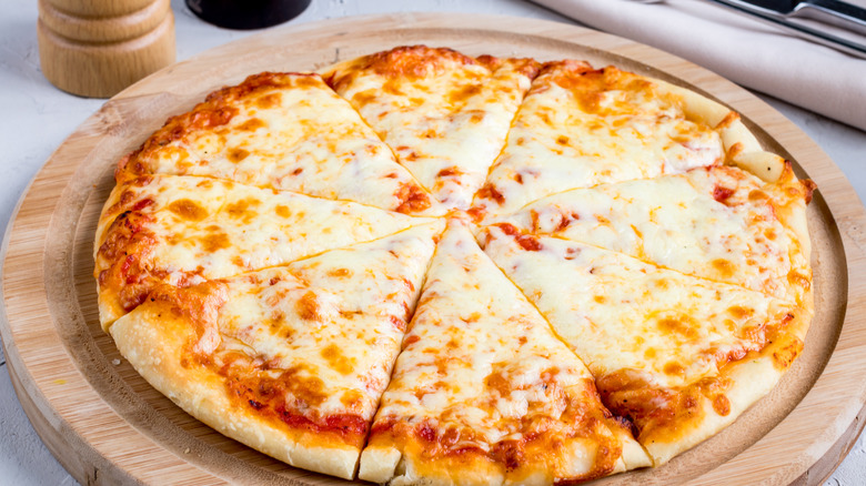 cheese pizza on wooden plate