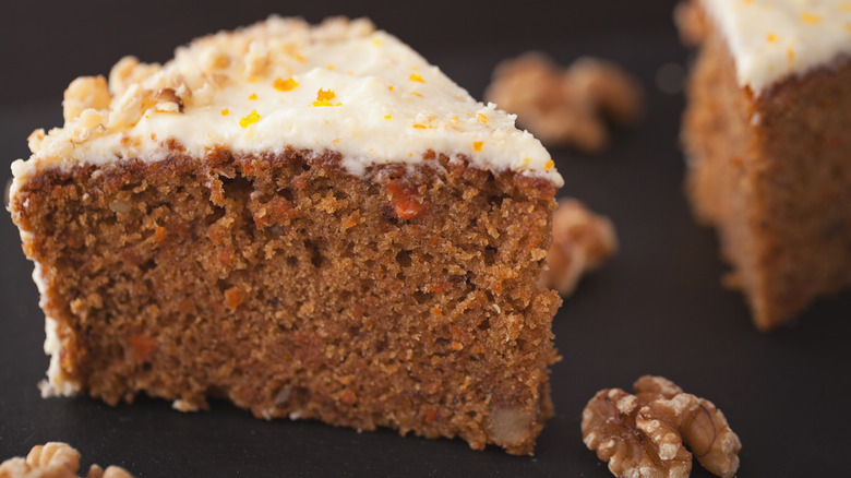 slice carrot cake 