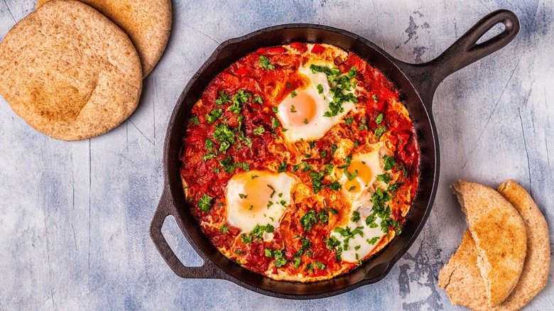 shakshuka with pita bread 