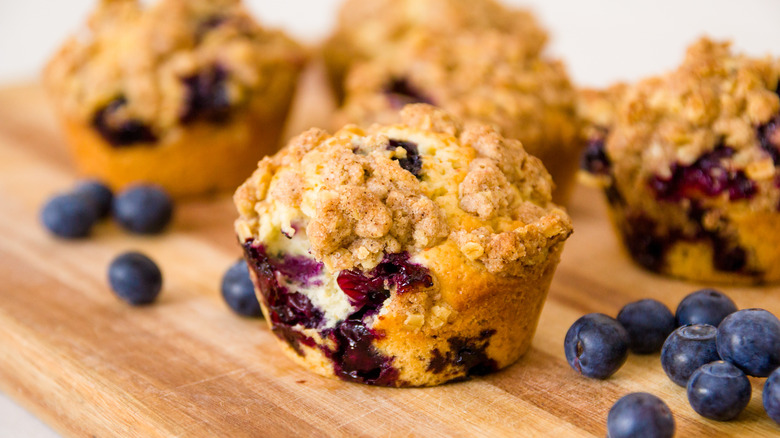 Blueberry muffins with crumb topping