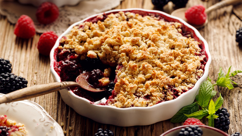 Fruit crumble with baked topping