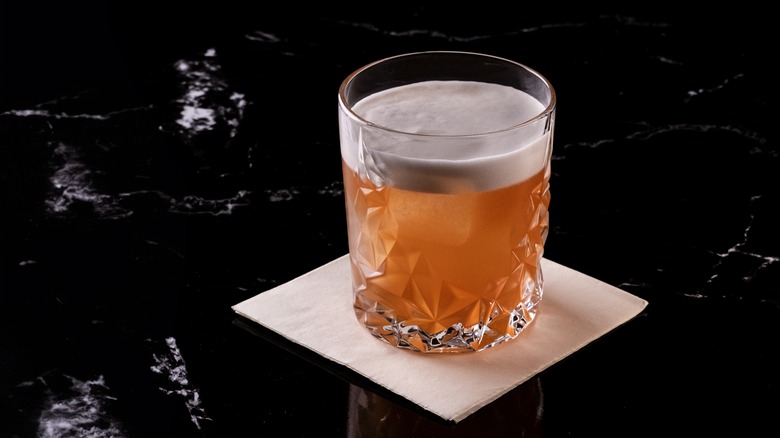 amaretto sour cocktail