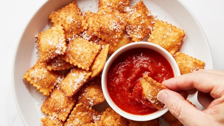 fried ravioli with dipping sauce 