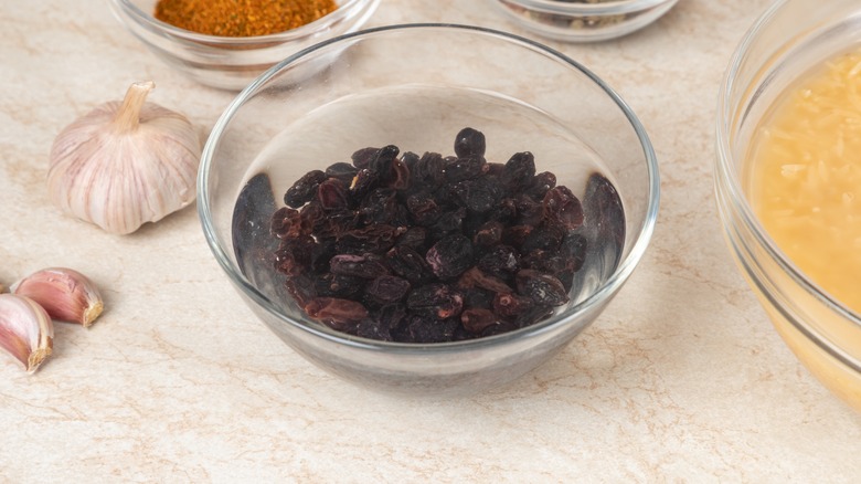 Raisins in bowl with water